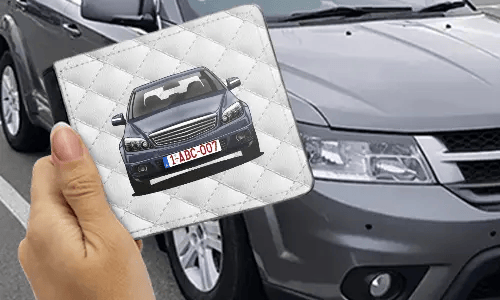 personalisiertes portemonnaie mit Weißleder Hintergrund in der Hand portemonnaie foto