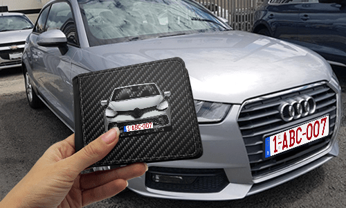 personalisiertes portemonnaie mit Carbon Hintergrund und Autosilouette in der Hand personalisiertes portemonnaie