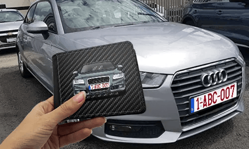 personalisiertes portemonnaie mit Carbon Hintergrund und Autosilouette in der Hand personalisiertes portemonnaie