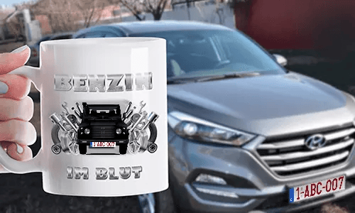 schrauber tasse in der Hand mit dem Wagem auf dem Hintergrund werkstatt tasse