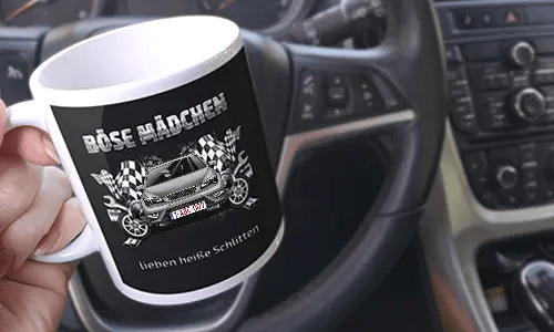 schrauber tasse in der Hand in dem Wagem hot rod tasse