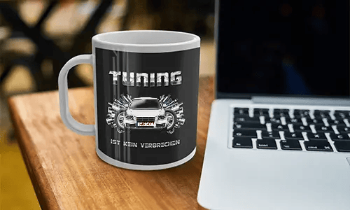 schrauber tasse auf dem Tisch neben den Laptop tasse mechaniker