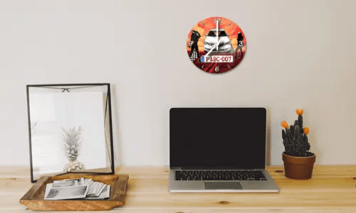 wanduhr mit foto auf dem Wand neben Laptop wanduhr fotos