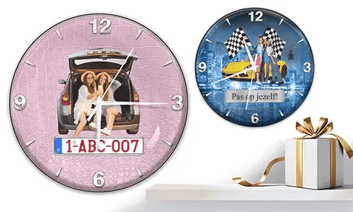 Zwei Wanduhren mit weiblichen Figuren und Autos: links mit Kofferraumszene auf rosa Struktur, rechts mit gelbem Sportwagen und Rennflaggen vor Stadtmotiv