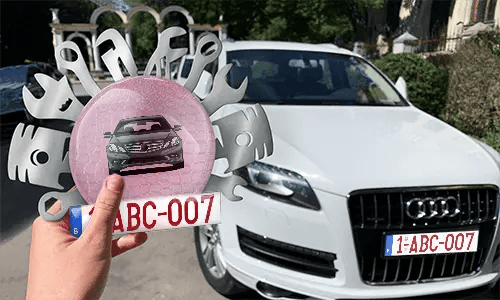 Autoschlüsselanhänger in der Hand mit dem Wagen auf dem Hintergrund individueller schlüsselanhänger