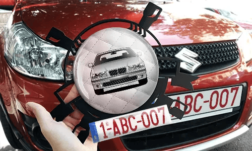 Autoschlüsselanhänger in der Hand mit dem Roten Wagen  persönlicher schlüsselanhänger