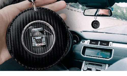 autospiegelanhänger mit foto carbon in der Hand individualisierter autospiegelanhänger