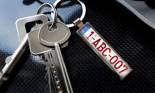 Brelok z zawieszką z ilustracją samochodu i metalowym pierścieniem