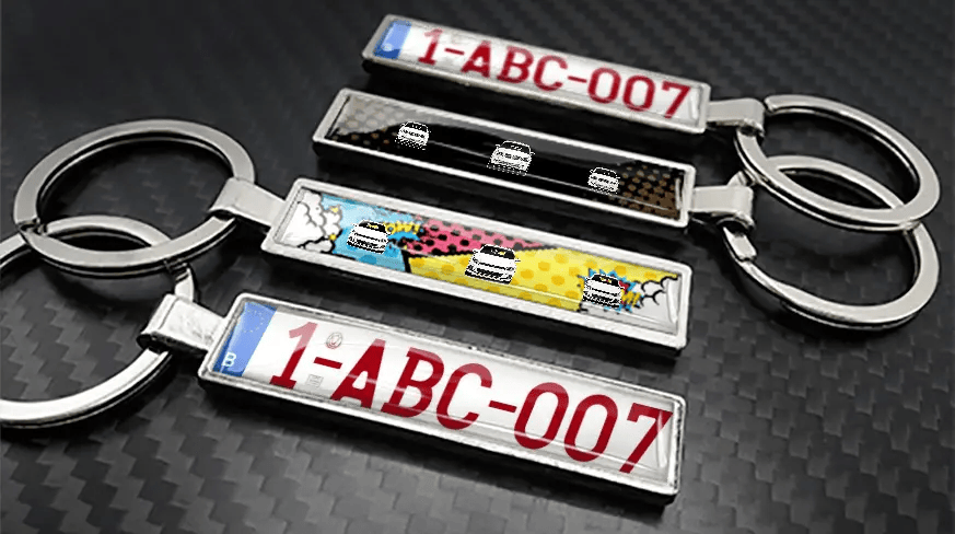 Metalen sleutelhangers in stripstijl met auto-illustraties en gepersonaliseerd kentekenontwerp