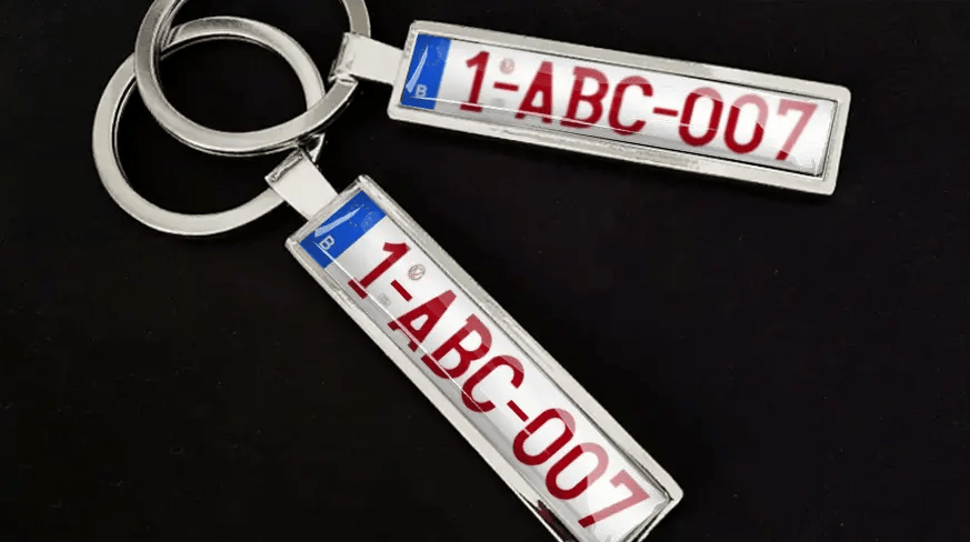 Schlüsselanhänger mit individuellem Nummernschild, Metallfinish und personalisiertem Nummerndesign