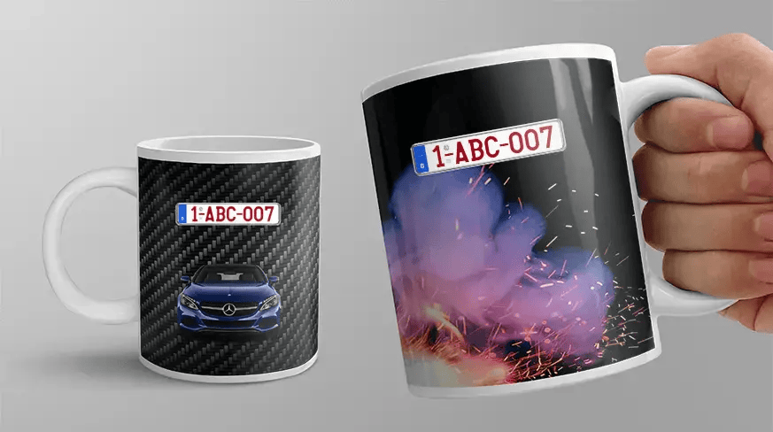 Zwei weiße Tassen mit Auto-Designs: blauer Mercedes auf Carbon-Hintergrund, silberner BMW mit Funken und Rauch