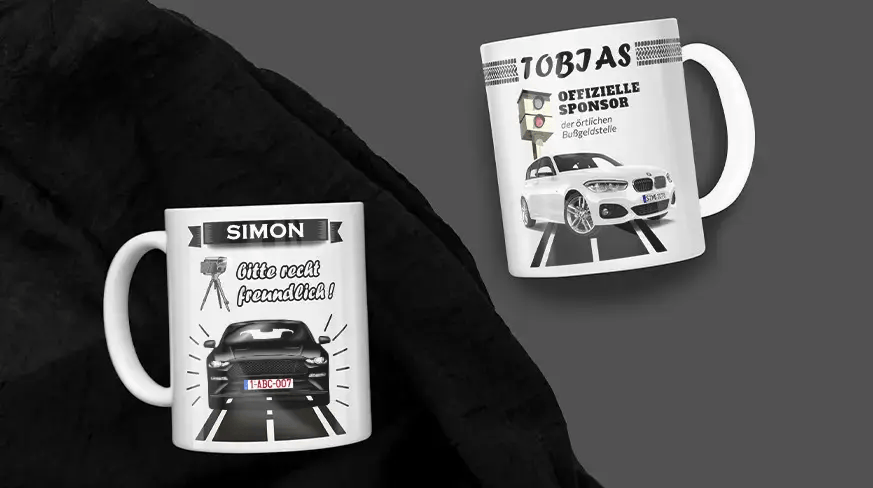 Zwei weiße Tassen mit Auto- und Blitzer-Motiven: Simons Tasse mit freundlicher Botschaft, Tobias' Tasse mit humorvollem Bußgeldtext