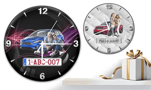 Zwei Wanduhren mit Paaren und Autos: links mit blauem Auto und lila Wellen, rechts mit rotem Auto auf weißem Steppmuster